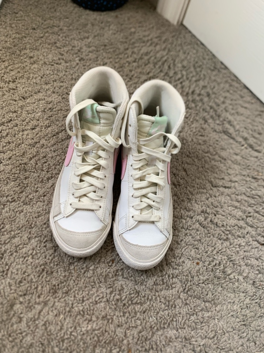 Nike White Low-Top Sneakers with Light Beige Insole